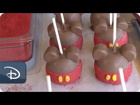 DIY: How-To Make a Mickey Mouse Apple at Candy Cauldron | Walt Disney World - UC1xwwLwm6WSMbUn_Tp597hQ