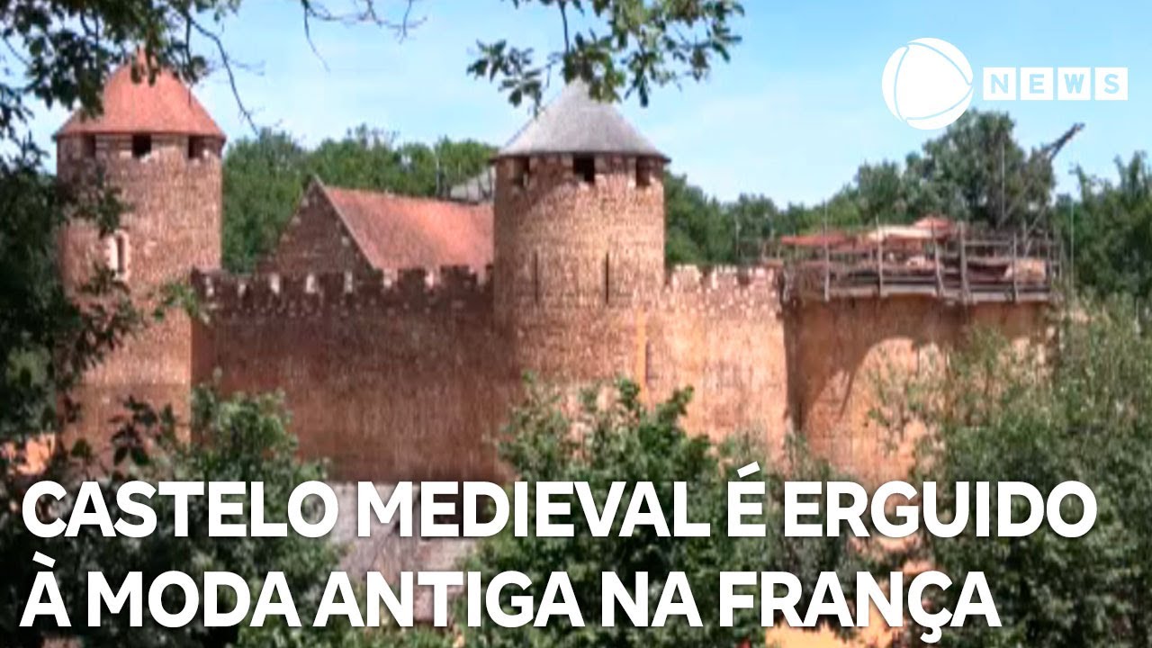 Castelo medieval é erguido à moda antiga na França