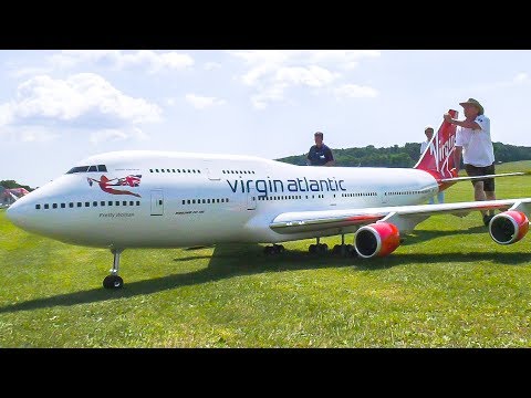 GIGANTIC XXXL RC MODEL AIRPLANE BOEING 747 IN FLIGHT FORMATION WITH TWO RC CONCORDE - UCOM2W7YxiXPtKobhrYasZDg