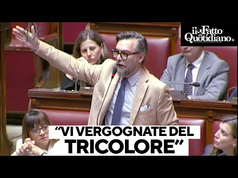 Ricciardi (M5s) attacca: "Calderoli si vergogna del Tricolore". E a Meloni: "Glielo dia lei"