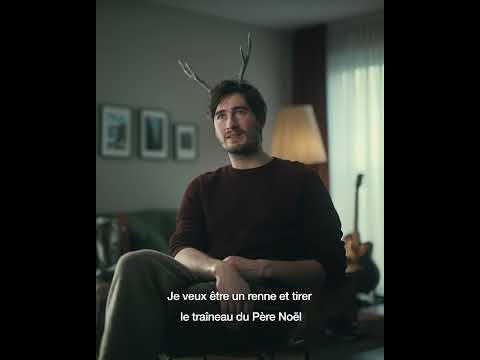 Un homme Un ensemble de bois. Un rêve: tirer le traîneau du Père Noël.