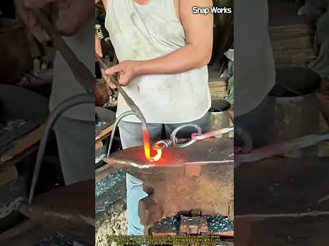 망치 없이 지렛대 원리로 쇠사슬을 엮어내는 열간 단조 <strong>공정</strong> #worker #process #blacksmithing #craftsman #chainmaking