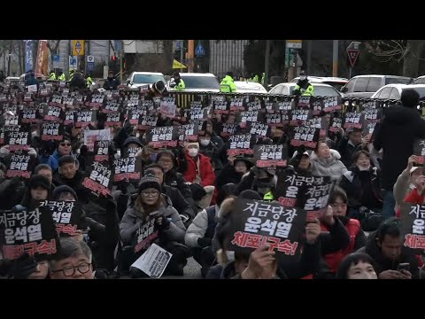 S.Korea: Protest near Yoon's residence after investigators call off arrest attempt | AFP