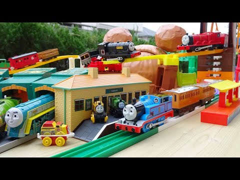 Thomas the Tank Engine ☆ Tidying up box & colorful rail Run on the wobbly bridge course