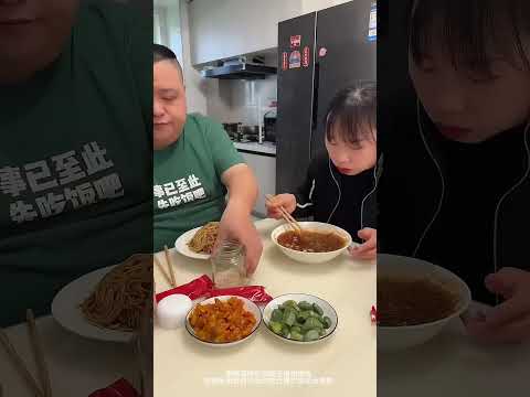 自私老公搶走我的蛋就算了，居然還讓他吃到火腿腸，真的太過分了！