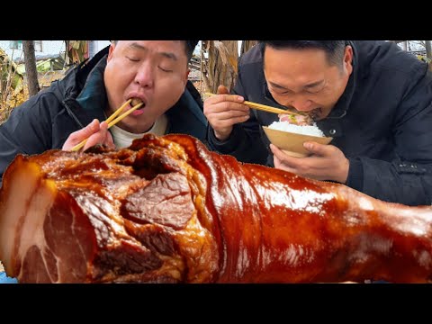 大哥嘴饞想吃臘蹄子，二弟做“馬鈴薯燉臘蹄子”，肉質Q彈大口啃過癮！【鐵鍋視頻】