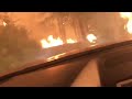 Piégés, deux hommes traversent un énorme feu de forêt en voiture
