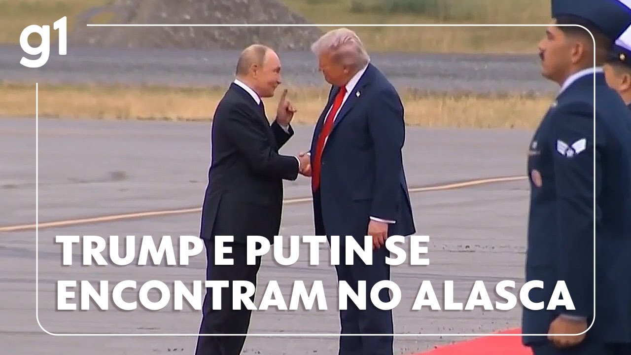 Trump e Putin se cumprimentam na chegada para reunião no Alasca