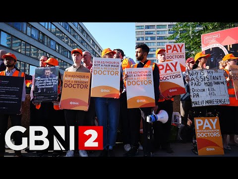 WATCH: Junior doctors strike takes place at St Thomas’ Hospital in London