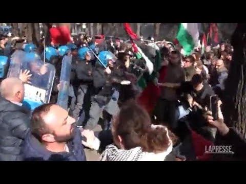 Scontri sotto la sede Rai di Napoli: polizia carica i manifestanti con i manganelli tra le urla:...