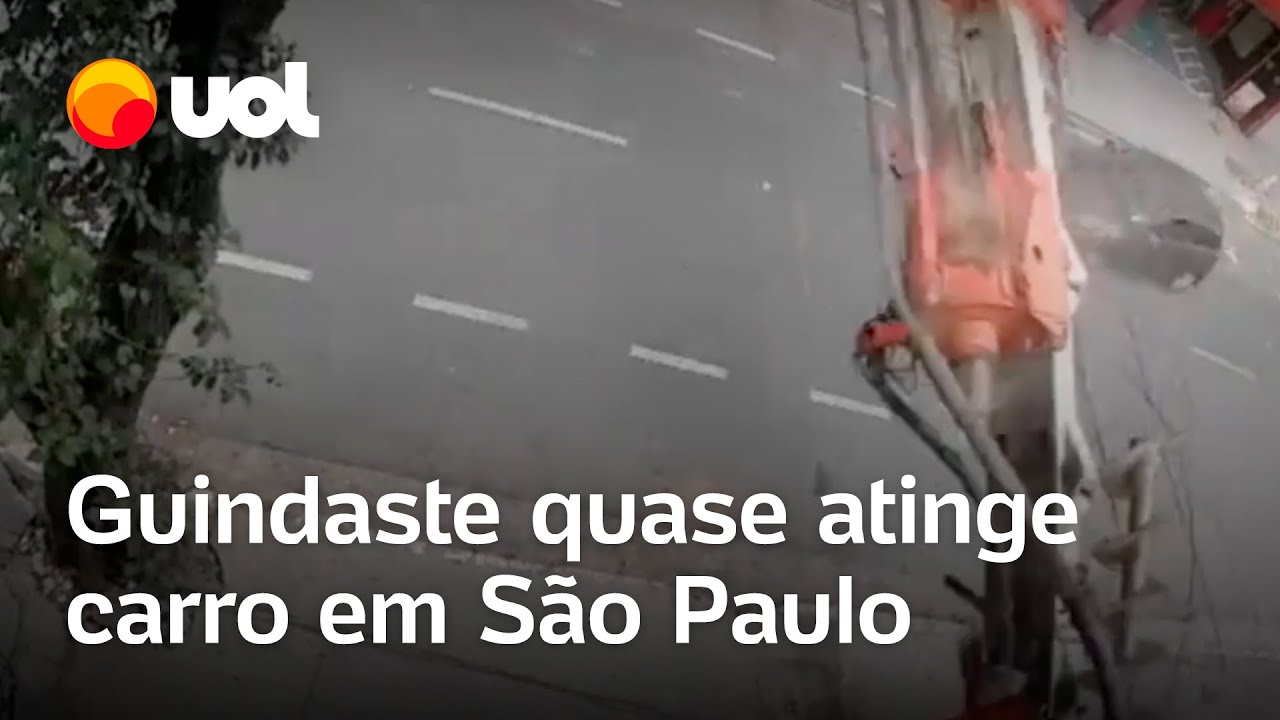 Carro quase é atingido por guindaste de obra que caiu em rua de São Paulo; veja vídeo