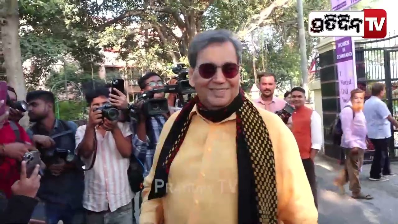 ସୁଭାଷ ଘାଇ ଓ ରାକେଶ ରୋସନ୍ ଘରୁ ବାହାରି ଦେଲେ ଭୋଟ। Subhash Ghai cast vote for Maharashtra Assembly.