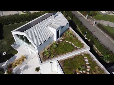 La Villa ripresa con una telecamera montata su un drone, montaggio di Marino Mongelli