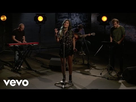 Phoebe Ryan - Mine - Vevo dscvr (Live) - UC2pmfLm7iq6Ov1UwYrWYkZA