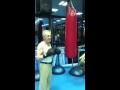 ancien champion de boxe de 76 ans s entraine sur un sac de frappe