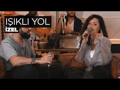 Zeynep Bastık ft. Berkay - Işıklı Yol Akustik (İzel Cover)