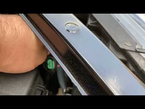 Come sostituire la lampadina del faro anteriore della Toyota Sienna 2013