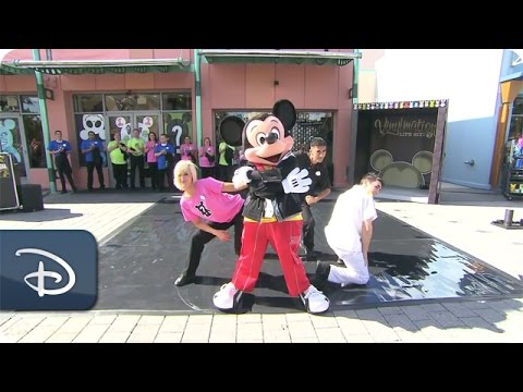 Dancing Mickey Mouse at D-Street | Walt Disney World - UC1xwwLwm6WSMbUn_Tp597hQ