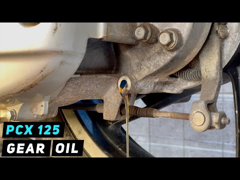 Come sostituire l'olio della trasmissione nello scooter Honda PCX 125?