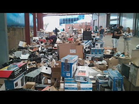 EEVblog #927 - Insane Jaycar Dumpster Sale! - UC2DjFE7Xf11URZqWBigcVOQ