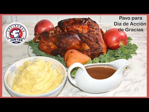 Pavo con salsa gravy para acción de gracias. Thanksgiving Turkey.