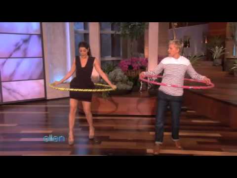 Marisa Tomei Hula-Hoops Her Way to Fitness! - UCp0hYYBW6IMayGgR-WeoCvQ