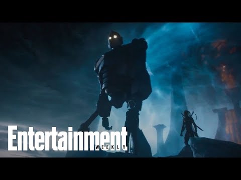 'Ready Player One' Author Ernest Cline Decodes The New Trailer | SDCC 2017 | Entertainment Weekly - UClWCQNaggkMW7SDtS3BkEBg