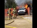   Un homme sauve son chien de sa maison en feu 
