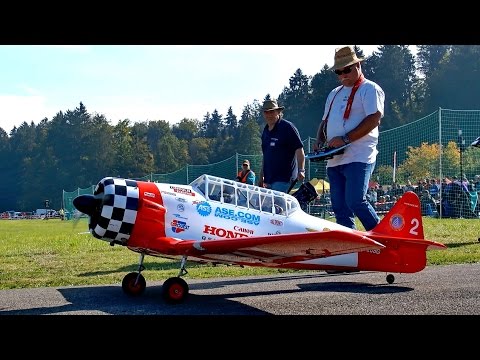 AT-6 TEXAN 2X BIG RC SCALE MODEL AIRPLANE SYNCHRO FLIGHT DISPLAY / RC Airshow Hausen am Albis 2015 - UCH6AYUbtonG7OTskda1_slQ