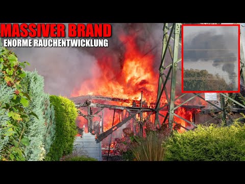 [MASSIVER BRAND MIT ENORMER RAUCHENTWICKLUNG!] - 2 Gartenlauben in Flammen - Bahnstrecke gesperrt -