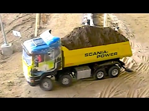 RC Truck 8x8 fights through the sand - Big RC Fun! - UCiEqmyQy5AlAEo3kE4G-1sw
