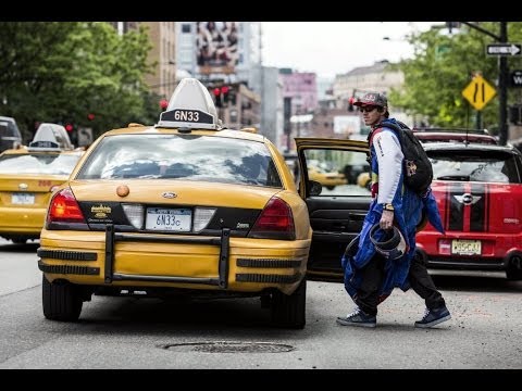 Skydivers fly over New York City - UCblfuW_4rakIf2h6aqANefA