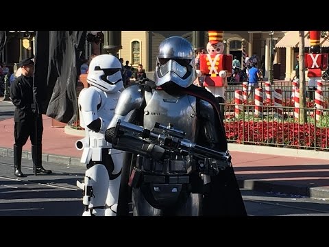 Captain Phasma and Star Wars characters get in place for the Disney Parks Christmas Day taping - UCFpI4b_m-449cePVasc2_8g
