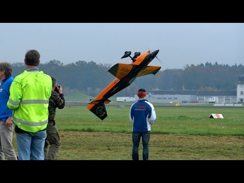 Giant RC Edge 540 20Kg 3W 220 B4 Jan Rottmann flight in the Fog Faszination Modellbau 2014 *50fpsHD* - UCH6AYUbtonG7OTskda1_slQ