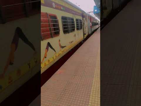 Thiruvananthapuram Central to New Delhi Kerala SF Express/ WAP 7 / 12625 #yshorts #vijayawada #train