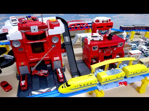 大量の消防車が変形する2種類の消防署から出動☆プラレール新幹線に電車がトミカタウンの周りを走行!