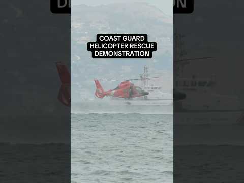 <strong>US</strong> Coast Guard helicopter rescue demonstration at SF Fleet <strong>Week</strong> airshow