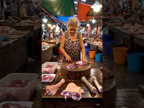 selling a crocodile in busy day in a wet market in the Philippines #crocodile #wetmarket #exoticfood