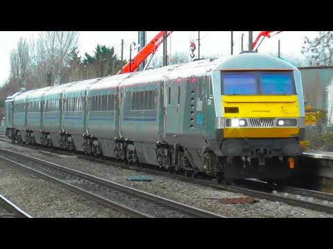 Trains at South Ruislip, CML - 20.12.23