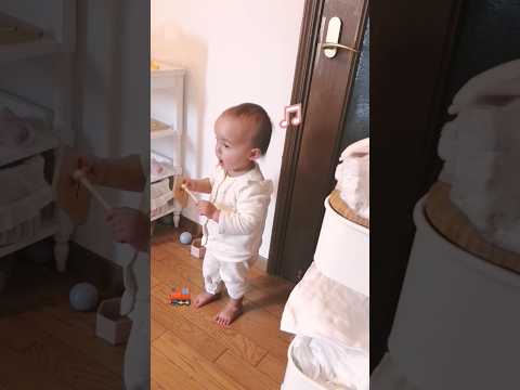 歌ってる時に動画撮ってるのバレてスマホに貼ってある写真に反応する可愛い1歳児