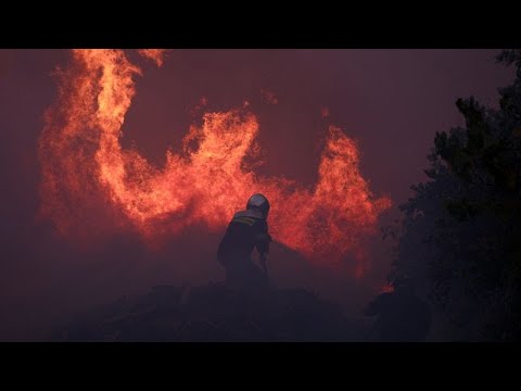 Ελλάδα: Πύρινη λαίλαπα στην Αττική - Βελτιωμένη η εικόνα μετά τις δραματικές ώρες