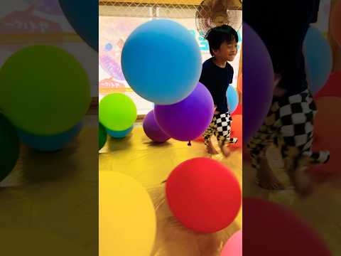 【きゃー✨風船ふわふわ〜🥳】#遊び #balloon #成長 #遊び場 #colorful #shorts #youtubeshorts サムネイル