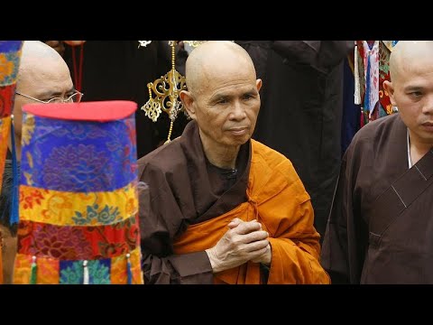 بدون تعليق: آلاف البوذيين يودعون الراهب ثيش نات هان