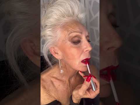 الست الأجنبية دي أثبتت إن الروج الأحمر سر الجمال في أي عمر 💄 | Red lipstick never gets old!"