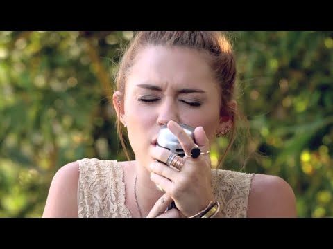 Miley Cyrus – The Backyard Sessions – “Jolene”