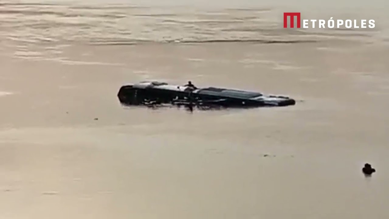 Vídeo: ônibus cai no rio Tocantins e condutor morre preso no bagageiro