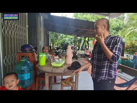 Hôm nay e Linh được chị MTQ Linh Đào kêu thợ bắt đầu làm nhà về sinh cho mẹ con e linh 