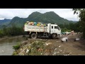 Un camion vide des ordures au Perou