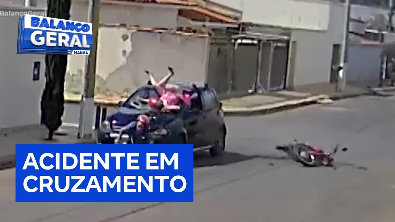 Carro atropela piloto de moto e garupa fica presa no para brisa