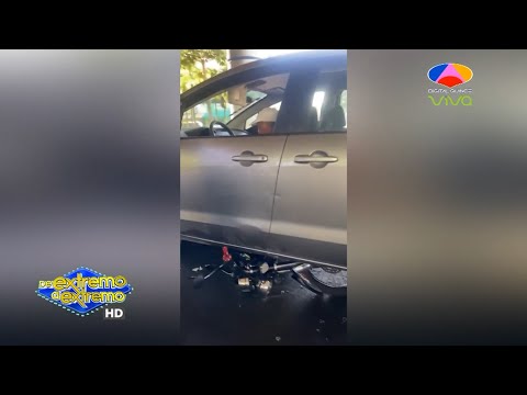 Hombre ileso luego que un carro aplastará su motor, motorista por los aires | De Extremo a Extremo